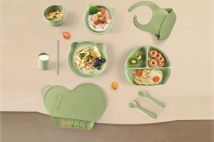 Children's feeding tableware set